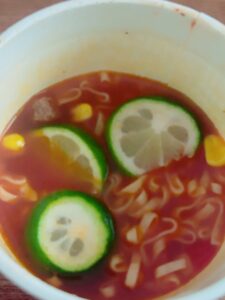 カップ麺にすだちのスライスを入れた画像
